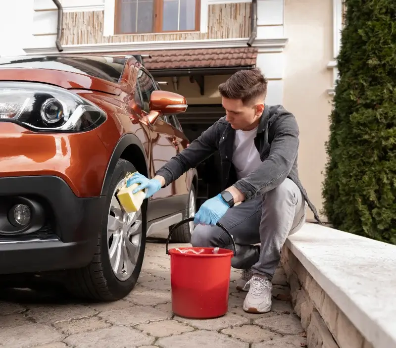 Lavage auto à domicile Lévignacq : professionnel intervenant sur un véhicule